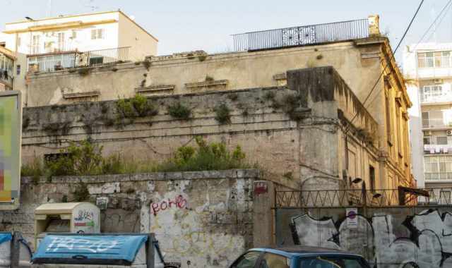 Bari, quel rudere abbandonato in via Laterza: fu un'antica fabbrica del ghiaccio